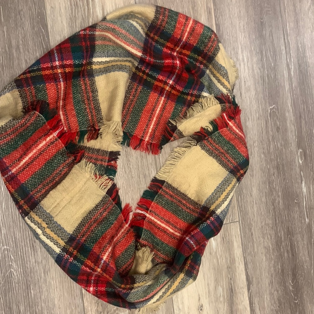 Women’s plaid scarf with fringe